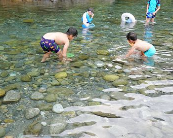 體驗餵羊、魚咬腳，野溪玩水最消暑～宜蘭武荖坑風景區