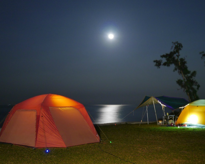 浩瀚海平面、月落星空夜景，露營同時享美景～屏東傻瓜天堂海景咖啡