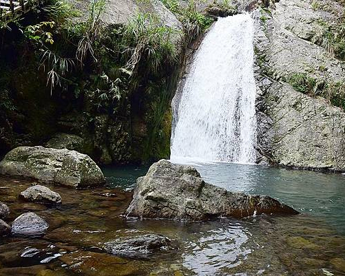 只要十分鐘攻頂，飽覽蘭陽美景、消暑戲水好去處～宜蘭猴洞坑瀑布