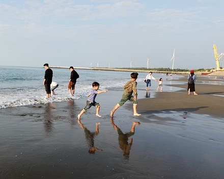 踏浪、沙灘躲避球，夕陽西下追美景～苗栗假日之森(竹南濱海森林遊憩區)