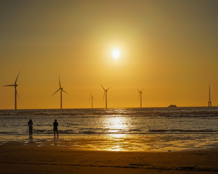 橙色夕陽渲染，戲沙、踏浪構築生活美景～苗栗竹南濱海森林遊憩區