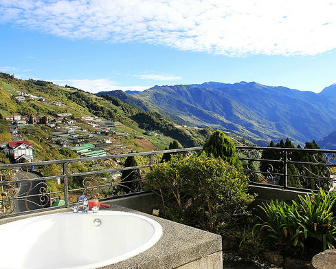 全台唯一高山景觀泳池，抬頭就可仰望滿天星斗～南投淳境景觀休閒山莊