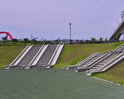 超刺激瀑布溜滑梯、挑戰體能的攀岩牆，高鐵旁隱密小公園～苗栗高鐵兒童公園