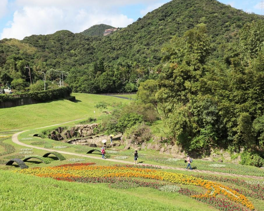 大草皮、潺潺溪水相伴，健行野餐好地方～台北大溝溪生態治水園區