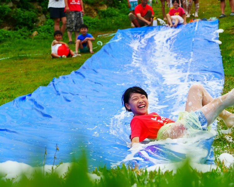泡泡滑水道、冷泉戲水池，玩水就是夏天定番～新竹移動城堡露營區