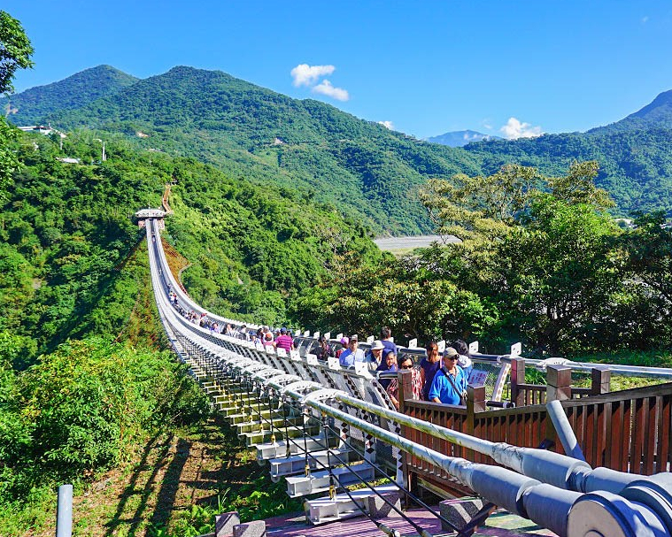 橫跨隘寮溪，鑲滿琉璃珠的微笑曲線～屏東山川琉璃吊橋