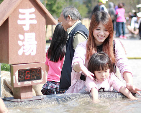 手湯足湯暖呼呼，心也跟著咕溜起來～高雄寶來花賞溫泉公園