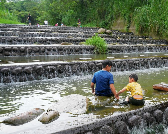 階梯瀑布層層沁涼，喝了咖啡再上～桃園鹿點咖啡千瀑店