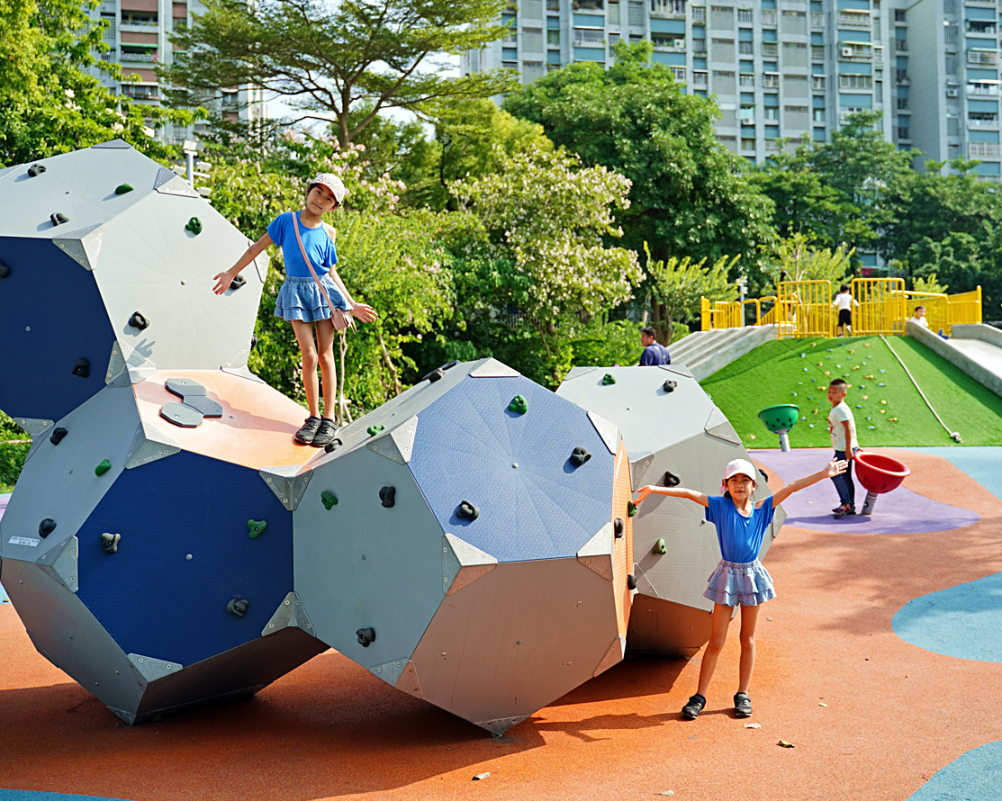 不只繽紛更有想法，超特別攀爬+旋轉遊具～台南竹溪水岸園區遊戲場