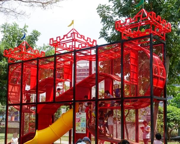 中部首座探索迷宮，結合攀爬與溜滑梯的紅色城堡～台中新福公園