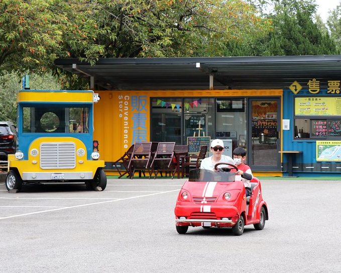 擬真縮小版汽車，油門、煞車、排檔桿一應俱全～桃園車車漫遊