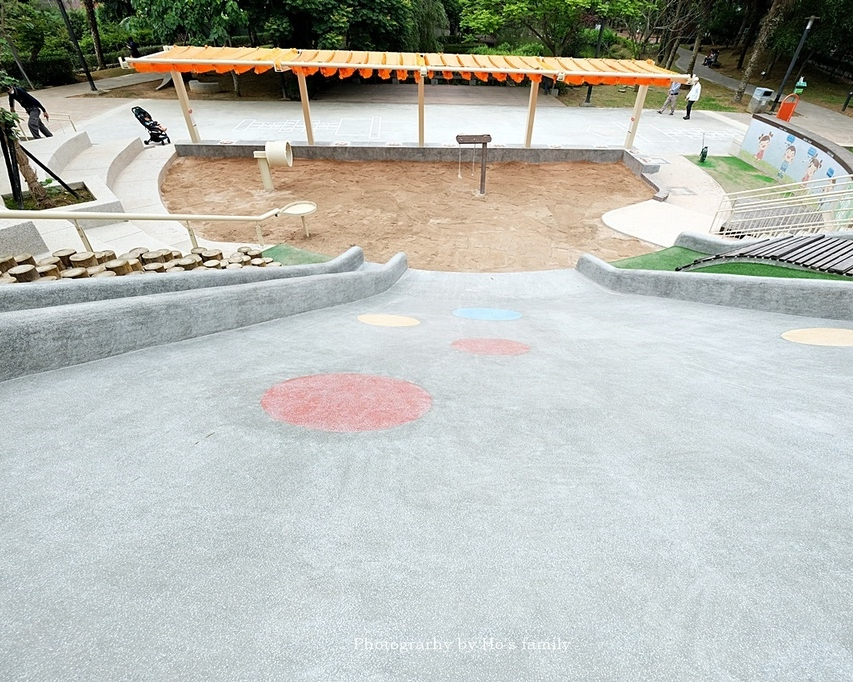 棧板×木樁左右護法，大坡面溜滑梯好威風～桃園客家文化館兒童遊戲場