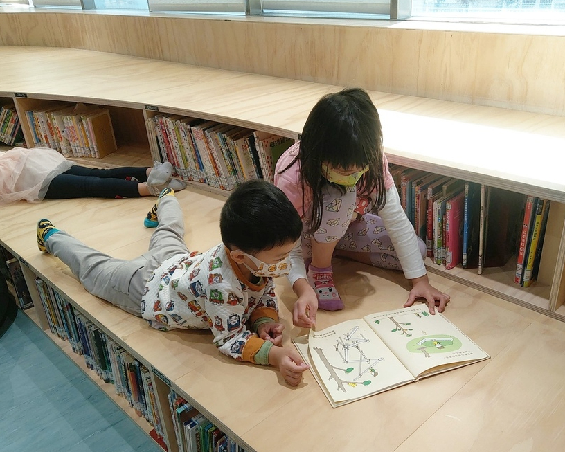 舒適親子閱讀區，席地共讀無壓力～新竹市文化局圖書館龍山分館