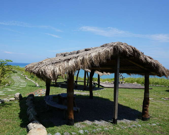 碧海藍天一覽無遺、微風呼應細草達麓岸～台東達麓岸部落屋