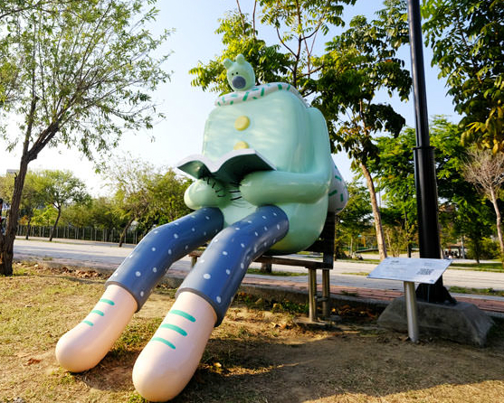 鳥人奇幻國度、療癒系熊超人，泡公園也能很文青～台中東湖公園