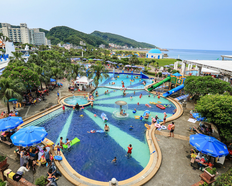 玩水玩沙溜滑梯，多種願望一次滿足～萬里翡翠灣夏日樂園