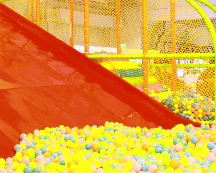 超大溜滑梯×粉嫩球池，多樣設施一票玩到底～台南快樂小熊親子館