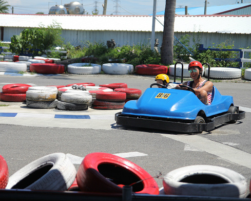 和孩子一同Go Kart賽車趣！墾丁炫風方程式賽車場