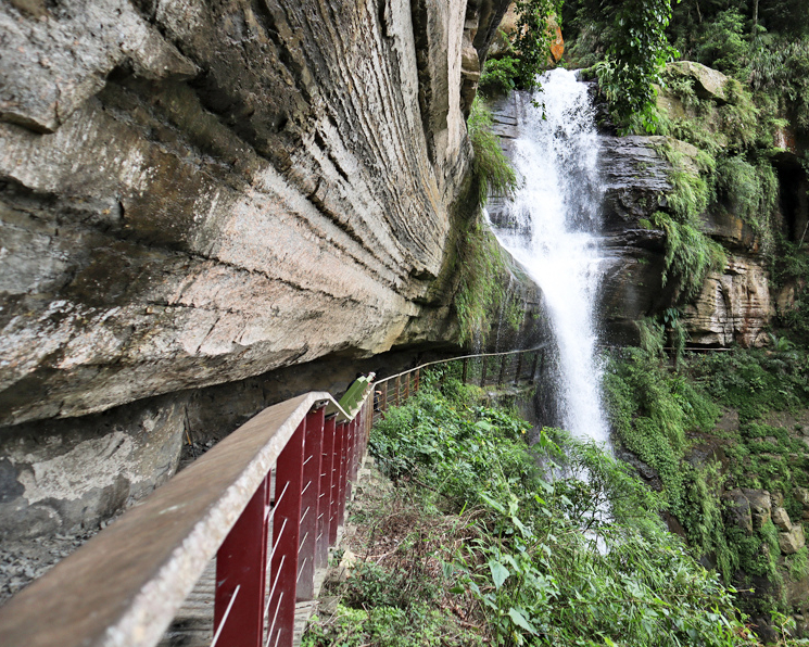 步行岩壁之間，直擊氣勢磅礴的龍宮瀑布～嘉義竹坑溪步道