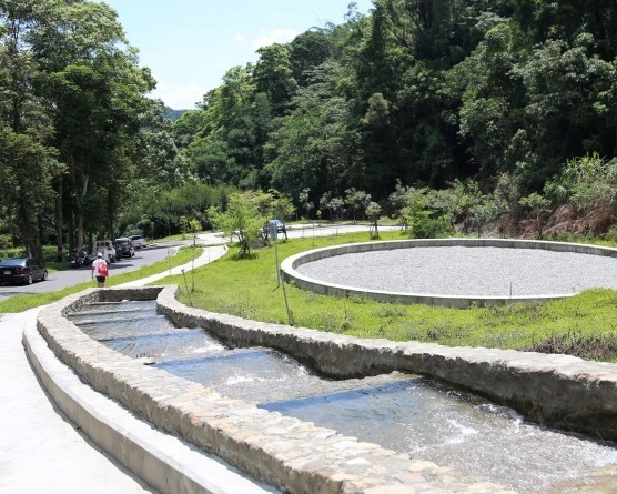 可遠觀也可近玩，清涼水氣降溫消暑～南投能高親水公園、能高瀑布