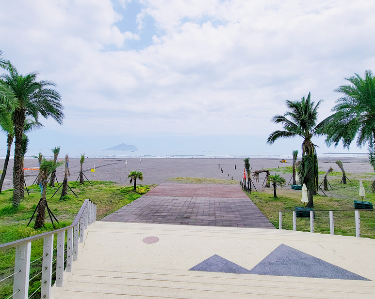 以建築為相框，和龜山島留下最美合影～宜蘭外澳沙灘