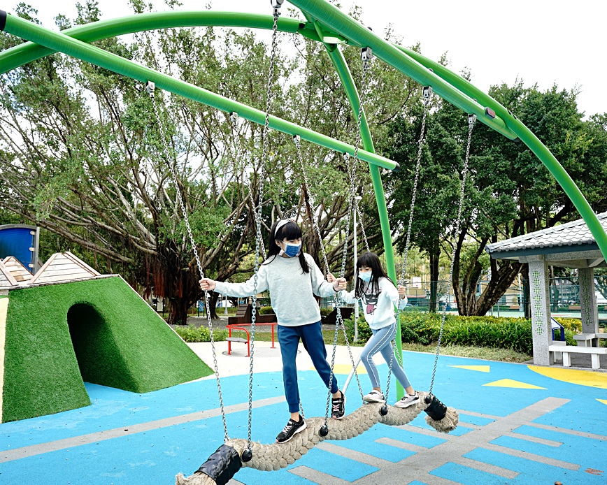 擺盪繩、火箭跳床、太空基地溜滑梯好好玩～台北美崙公園宇宙探索遊戲場