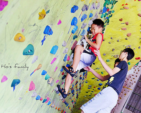 親子攀岩趣！上攀抱石、垂降體驗，室內運動好去處～桃園水美攀岩館