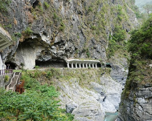 高山深壑、急湍溪水，太魯閣峽谷最美路段～花蓮九曲洞步道