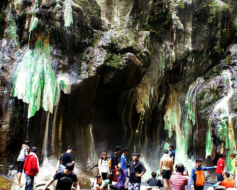 夢幻彩色岩壁山泉，台灣版阿凡達秘境～台東栗松野溪溫泉