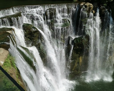 體驗聲勢浩大的台灣尼加拉瀑布～平溪十分瀑布