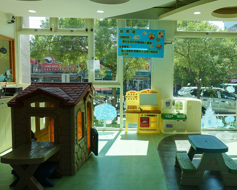 大片落地窗引進燦爛陽光，室內室外都能玩～高雄路竹育兒資源中心