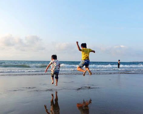 盛夏海灘，玩沙、戲水、踏浪，親子樂陶陶～三芝淺水灣