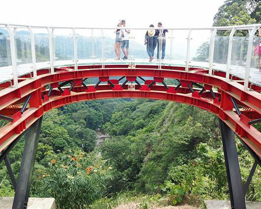 站在玻璃橋上，夠刺激嗎？！南投龍鳳瀑布空中步道園區