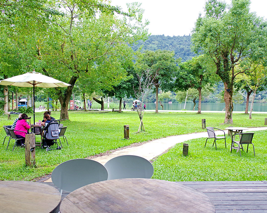 梅花湖畔第一排，大草皮庭院玩耍、悠閒賞景～宜蘭天ㄟ咖啡