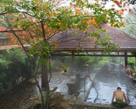 泡湯賞楓，宛如置身在秋天的北海道～龍潭石門山溫泉會館