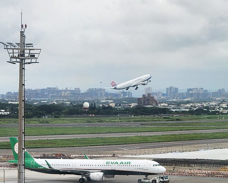 近距離欣賞飛機起飛，玩藝大街、樂高積木免費玩～桃園國際機場第二航廈觀景台