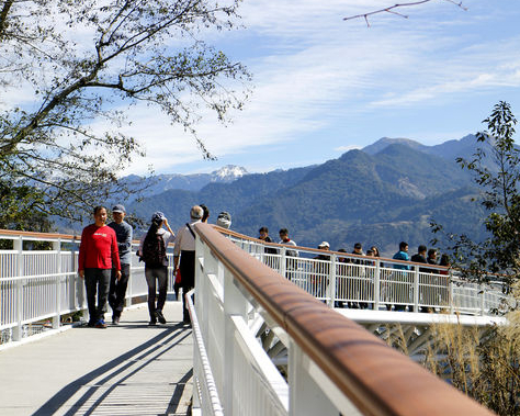 迎涼風、遠眺中央山脈，最接近天空的步道～南投清境高空觀景步道