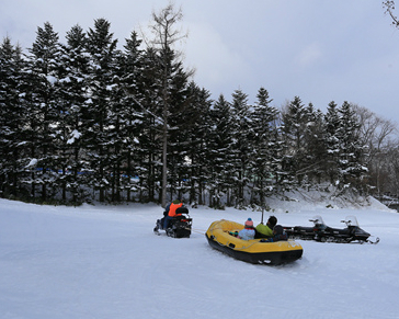雪上汽艇、香蕉船玩到驚聲尖叫～北海道富良野滑雪場Family Snow Land