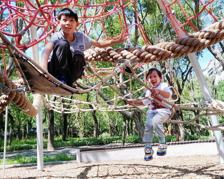 高高低低攀爬趣，三歲、九歲各有不同玩法～台北天和公園