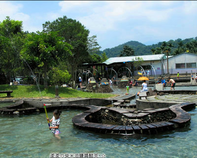 沁涼山泉水池戲水、打水仗～埔里桃米親水公園