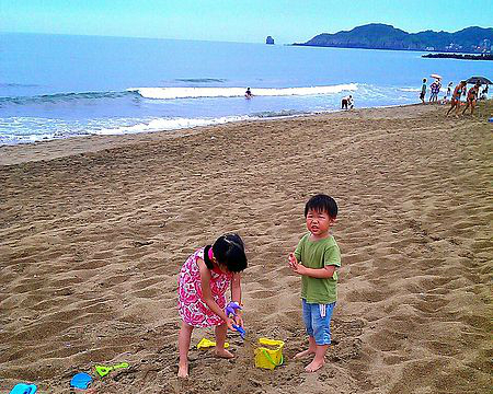 跟著小腳丫玩沙、戲水、踏浪趣！中角沙珠灣