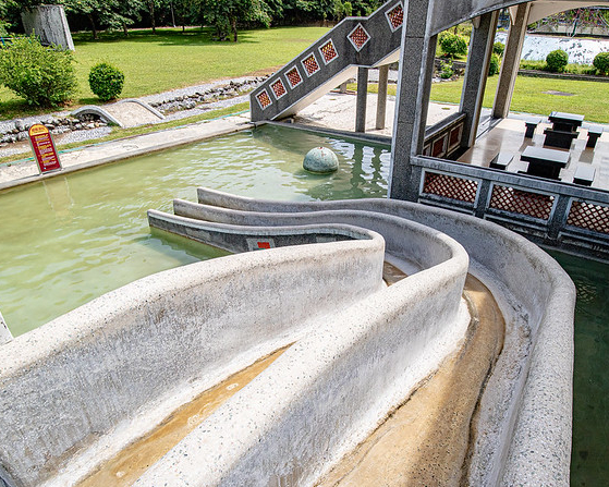 兩層樓高滑梯水池，彎曲、直線兩種玩法～台南曾文水庫溪畔遊樂區