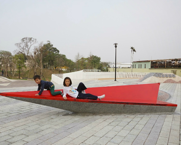 紅色紙飛機、機堡沙坑、還有搶眼的戰鬥機～台中圳前仁愛公園