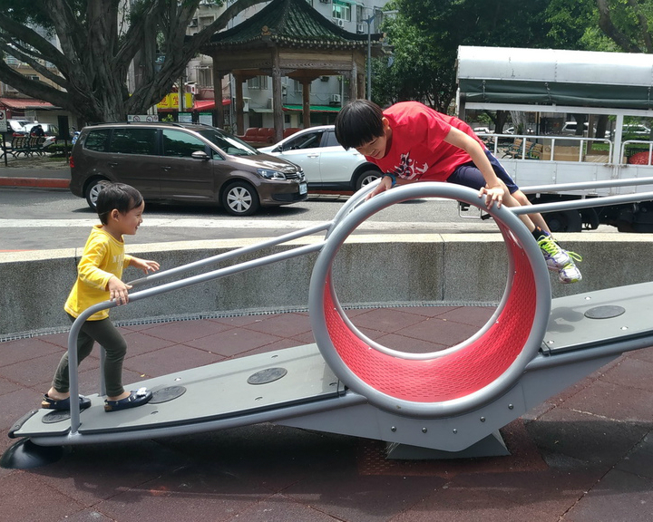 特色蹺蹺板，發揮創意你高我低～台北石牌公園