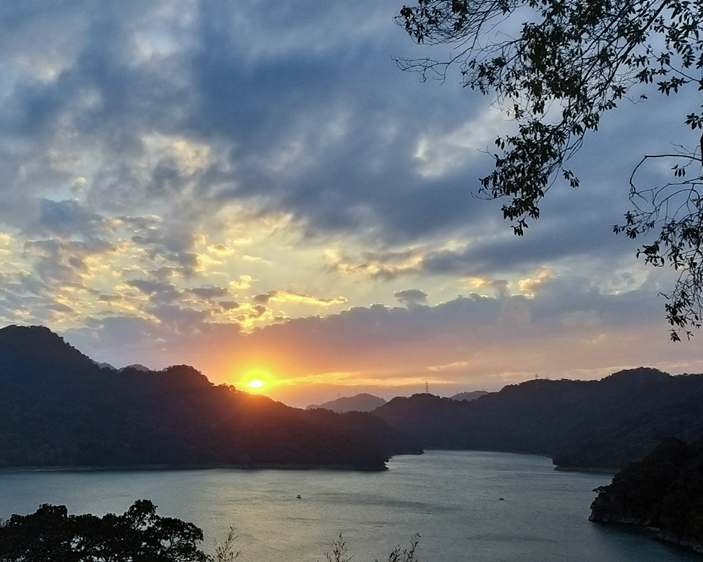 石門水庫湖景第一排，精緻露營車體驗去～桃園水漾石門露營區