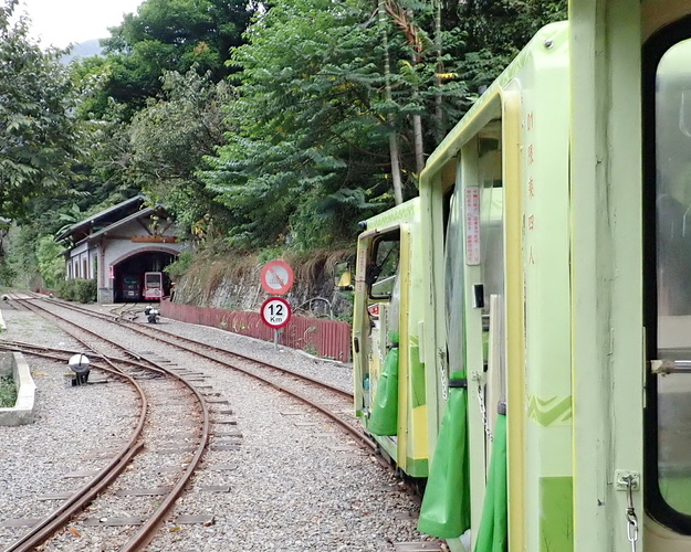 與山壁擦身而過，舒舒服服直抵瀑布美景～新北烏來台車