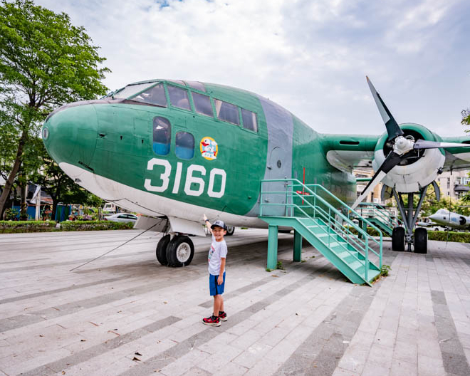 街道內的巨型飛機場，近距離接觸退伍老兵～彰化溪湖軍機公園