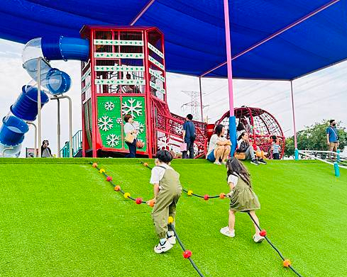 耶誕襪遊戲塔×滑步車賽道，千坪大空間玩整天～彰化社頭公園
