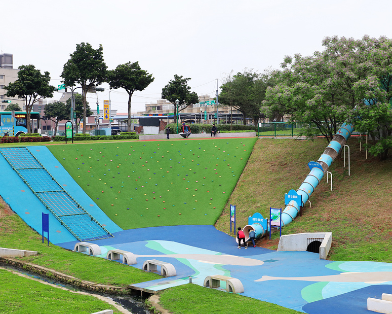 大斜坡水管溜滑梯，兒童足球場更加分～林口足夢運動公園