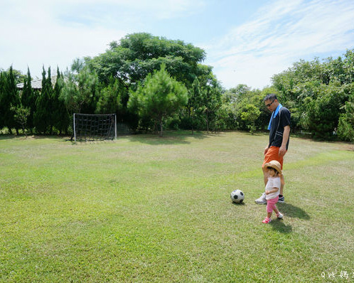 孩子放肆玩！堆沙、塗鴉、踢足球、看動物～新竹松湖休閒親子莊園